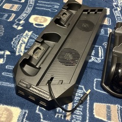 プレイステーション4 Pro用スタンドとコントローラー充電器の画像