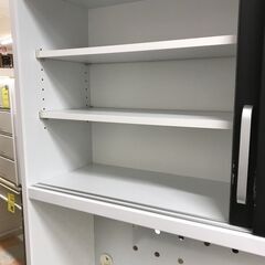 【ジャングルジャングル石川金沢店】  食器棚 ダークブラウン/ホワイト 木目調 W135×D49.5×H200 クリーニング済み												の画像