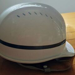工事現場、屋外作業用のヘルメットの画像