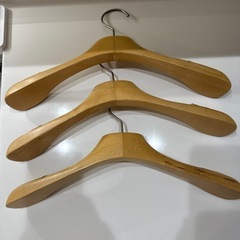 木製ハンガー３本の画像