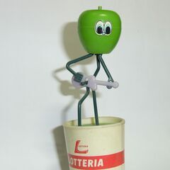 035ロッテリアおまけ リンゴのキャラクターがギターを持っているユニークなデザインのフィギュア。 昭和レトロ　ロッテリアおまけ。の画像