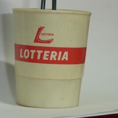 035ロッテリアおまけ リンゴのキャラクターがギターを持っているユニークなデザインのフィギュア。 昭和レトロ　ロッテリアおまけ。の画像