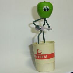 035ロッテリアおまけ リンゴのキャラクターがギターを持っているユニークなデザインのフィギュア。 昭和レトロ　ロッテリアおまけ。の画像