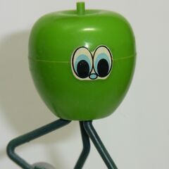 035ロッテリアおまけ リンゴのキャラクターがギターを持っているユニークなデザインのフィギュア。 昭和レトロ　ロッテリアおまけ。の画像