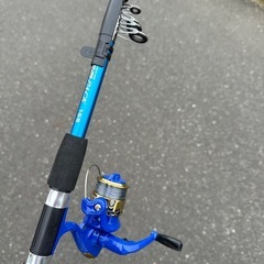 【お揃いカラー🎣】釣竿リール糸付き 2本セット／伸縮式1.65m・MT1000リール／親子・カップルで釣りデビュー！の画像