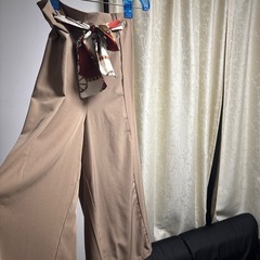 ベージュ ワイドパンツ リボン付きの画像