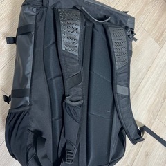 THE NORTH FACEのブラックバックパック。  中身は比較的綺麗かと思います。 外側はダメージがありますので写真にてご確認宜しくお願い申し上げます(^^) 傷　破れ　剥がれ等あります。  大容量なのでアウトドアなど実用的に使っていただける方にご検討いただけたらと思います☆ の画像