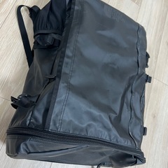 THE NORTH FACEのブラックバックパック。  中身は比較的綺麗かと思います。 外側はダメージがありますので写真にてご確認宜しくお願い申し上げます(^^) 傷　破れ　剥がれ等あります。  大容量なのでアウトドアなど実用的に使っていただける方にご検討いただけたらと思います☆ の画像