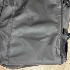 THE NORTH FACEのブラックバックパック。  中身は比較的綺麗かと思います。 外側はダメージがありますので写真にてご確認宜しくお願い申し上げます(^^) 傷　破れ　剥がれ等あります。  大容量なのでアウトドアなど実用的に使っていただける方にご検討いただけたらと思います☆ の画像