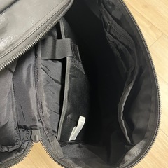 THE NORTH FACEのブラックバックパック。  中身は比較的綺麗かと思います。 外側はダメージがありますので写真にてご確認宜しくお願い申し上げます(^^) 傷　破れ　剥がれ等あります。  大容量なのでアウトドアなど実用的に使っていただける方にご検討いただけたらと思います☆ の画像