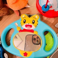 子供向けのさまざまなおもちゃの画像