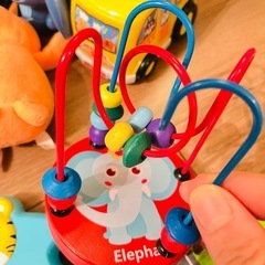 子供向けのさまざまなおもちゃの画像