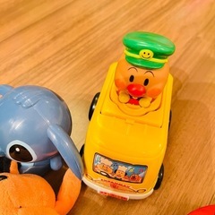 子供向けのさまざまなおもちゃの画像