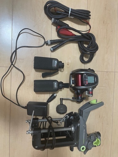 写真通り。電動リールとバッテリー2個。　