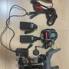 写真通り。電動リールとバッテリー2個。　の画像