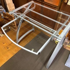💻ガラストップのパソコンデスクの画像