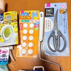 日用品 まとめて ファブリーズ キッチンバサミ ジッパーバック 菜箸 キッチンクロス 爪楊枝 トイレ消臭剤 トイレクイックル ソープティズペンサー とう等 の画像