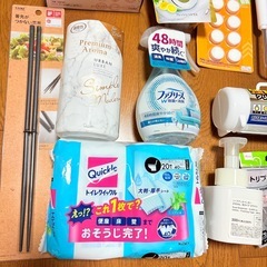 日用品 まとめて ファブリーズ キッチンバサミ ジッパーバック 菜箸 キッチンクロス 爪楊枝 トイレ消臭剤 トイレクイックル ソープティズペンサー とう等 の画像