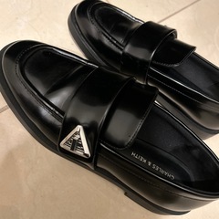 CHARLES & KEITH ブラックローファーの画像