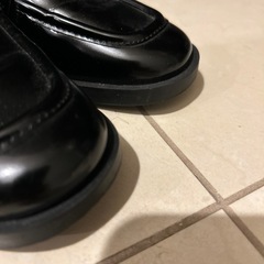 CHARLES & KEITH ブラックローファーの画像