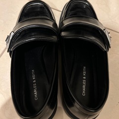 CHARLES & KEITH ブラックローファーの画像