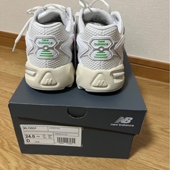 New Balance 725 ホワイトスニーカーの画像