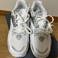 New Balance 725 ホワイトスニーカーの画像