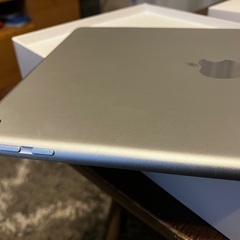 送料無料　iPad 第6世代 9.7インチ WiFiモデルの画像