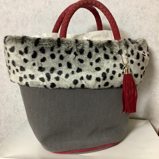 ハンドバッグ　ヒョウ柄　ラブリー　グレー　レッドチャーム　em