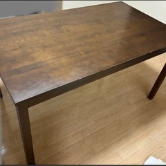 ダークブラウン木製ダイニングテーブルの画像