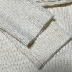 【写真は色味の相違あり】アイボリー　チクチクしないニット130の画像