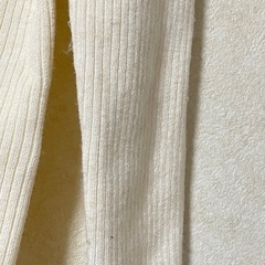 【写真は色味の相違あり】アイボリー　チクチクしないニット130の画像