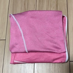 レディース ピンク スポーツセットアップ（半袖＋フード付きパーカー）中古
の画像