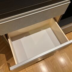 【美品】おしゃれなツートンカラーのキッチンボード（食器棚）の画像
