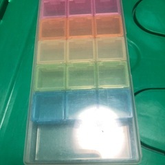 100均収納　どれでも1個20円の画像