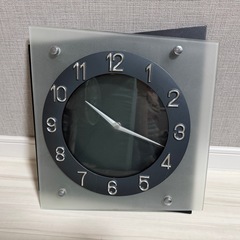 【モダンデザイン】ガラス製 スタイリッシュな置き時計／壁掛け時計 (単三電池式)の画像