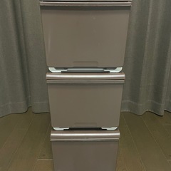 【お洒落ブラウン✨】ニトリの分別◎ペダル式ゴミ箱2個＆スタッキング収納ケース3個セット！新生活にの画像