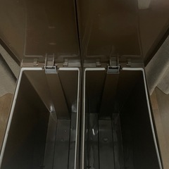 【お洒落ブラウン✨】ニトリの分別◎ペダル式ゴミ箱2個＆スタッキング収納ケース3個セット！新生活にの画像
