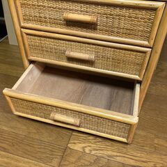 小型収納家具　ラタンの画像