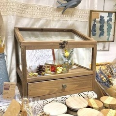 Salut! 引き出し付 ガラス ディスプレイケース アンティーク調 マルシェや小物展示などの画像