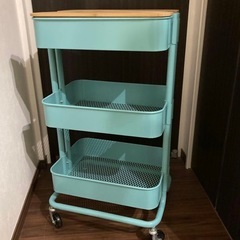 決まりました【中古】IKEA ロースコグ　キャスター付き 3段 スチールワゴン+専用ホ-グスマ（蓋、まな板、鍋敷）ターコイズ（水色）の画像