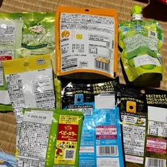 お菓子やゼリー飲料などセットの画像