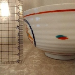 白い柄入り丼茶碗の画像