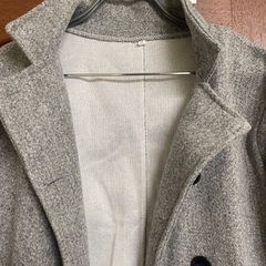 両ポケットあり、グレーのウール素材薄手コートの画像