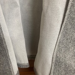 両ポケットあり、グレーのウール素材薄手コートの画像