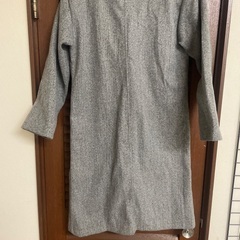 両ポケットあり、グレーのウール素材薄手コートの画像