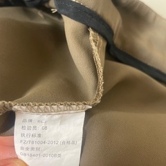 上品カーキのきれいめパンツの画像