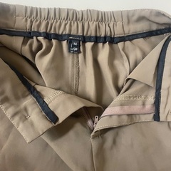上品カーキのきれいめパンツの画像