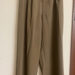 上品カーキのきれいめパンツの画像