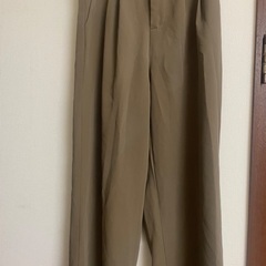 上品カーキのきれいめパンツの画像